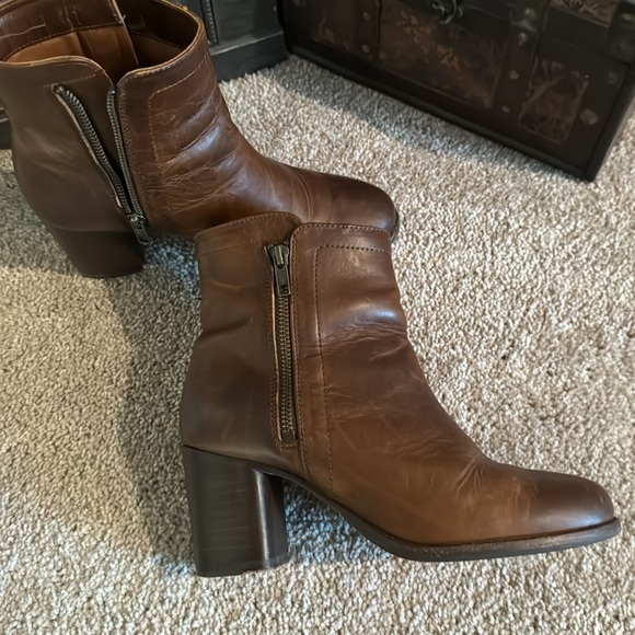 $379 Frye Addie Cognac Brown Genuine Leather Double Zip Fall Winter Ankle Bootie - Picture 3 of 6
